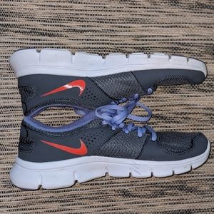 Nike Size 7 Women's Tennis Shoes